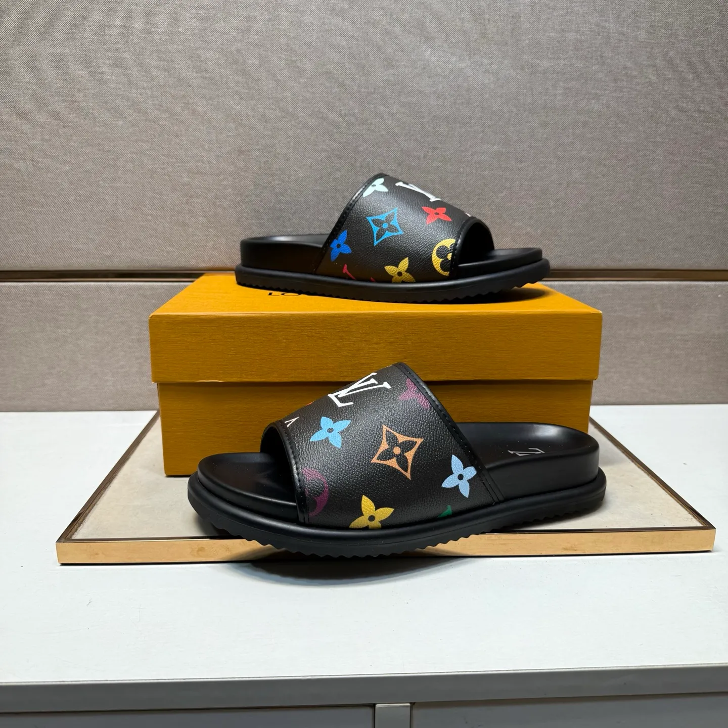 ⬛️Men's shoes 💰p320 [LV～] Men's casual slippers 2025z cabinet sales simultaneously 🔶Size: 38-44 #️⃣ 🔷2 colors🔜The upper is made of multi-material splicing➕Genuine leather lining, comfortable and breathable, sole: original comfortable and wear-resistant outsole, ⚠️Real shot📱Photographed🎬The real thing is better📢📢📢
